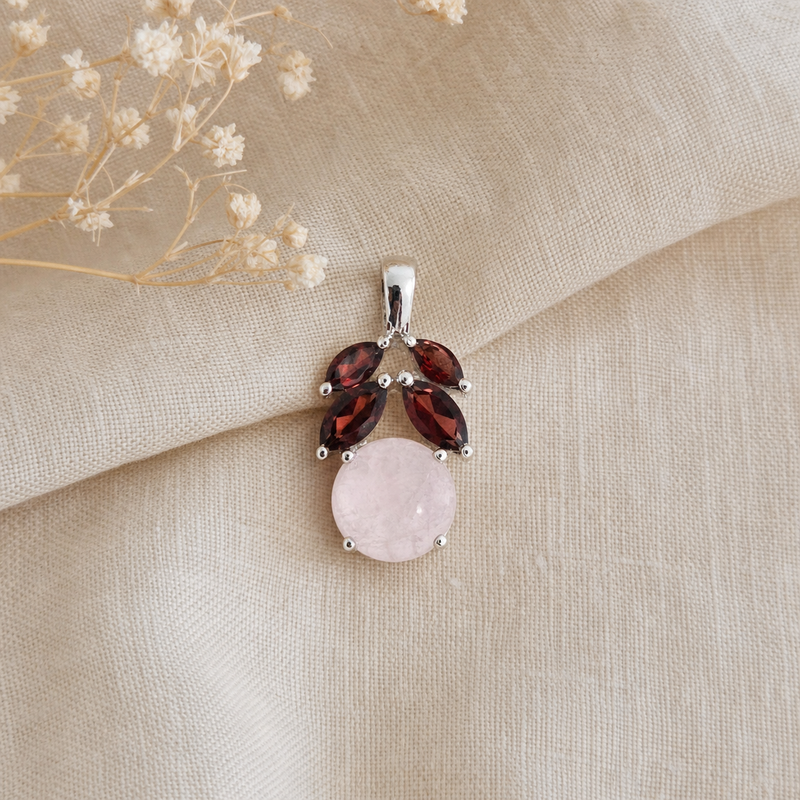 Zilveren hanger met rond cabochon geslepen edelsteen 2 · Granaat · flatlay · steen:granaat