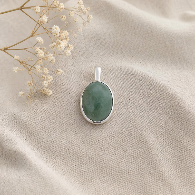Zilveren hanger met Jade edelsteen · Jade · flatlay · steen:jade