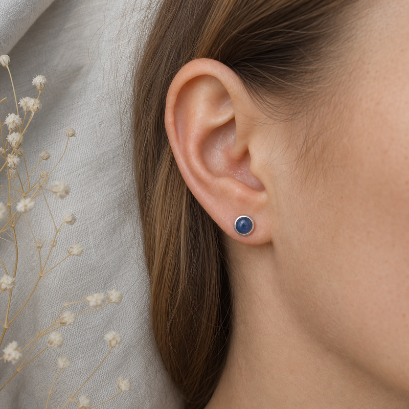 Zilveren oorknopjes met rond in kap gezette edelstenen · Kyaniet · flatlay · steen:kyaniet