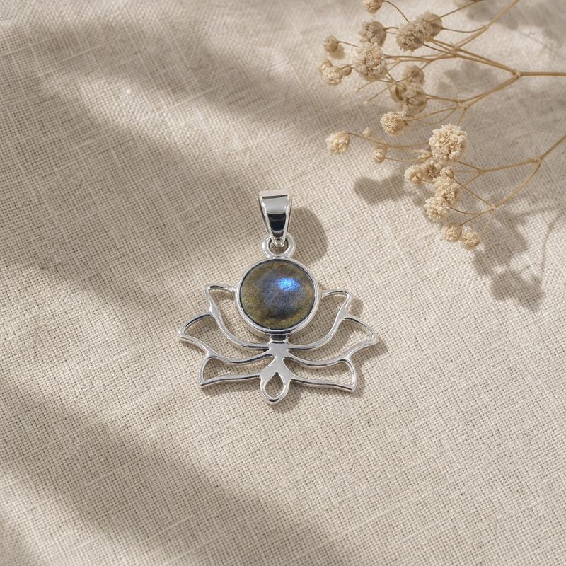 Zilveren hanger met rond geslepen in kap gezette edelsteen · Labradoriet · flatlay · steen:labradoriet