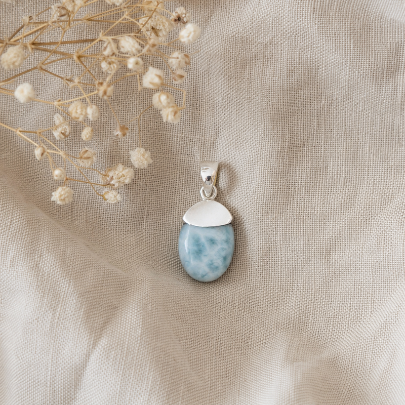 Zilveren hanger met druppelvormig in kap gezette edelsteen 3 · Larimar 28 X 13 Mm · flatlay · steen:larimar-28-x-13-mm