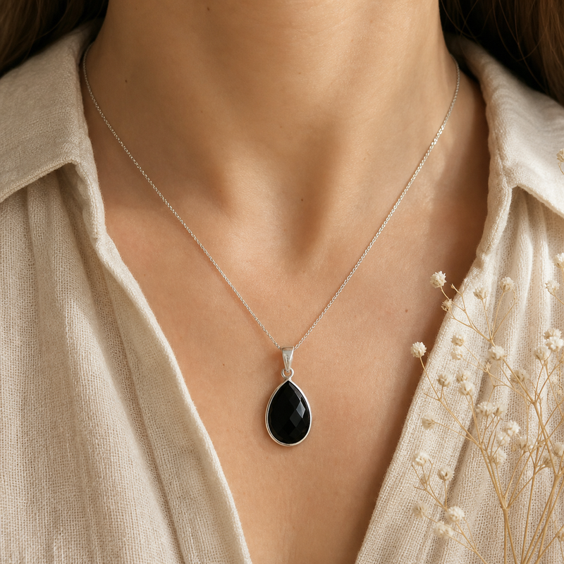 Zilveren hanger met druppelvormig in kap gezette edelsteen 6 · Onyx · flatlay · steen:onyx