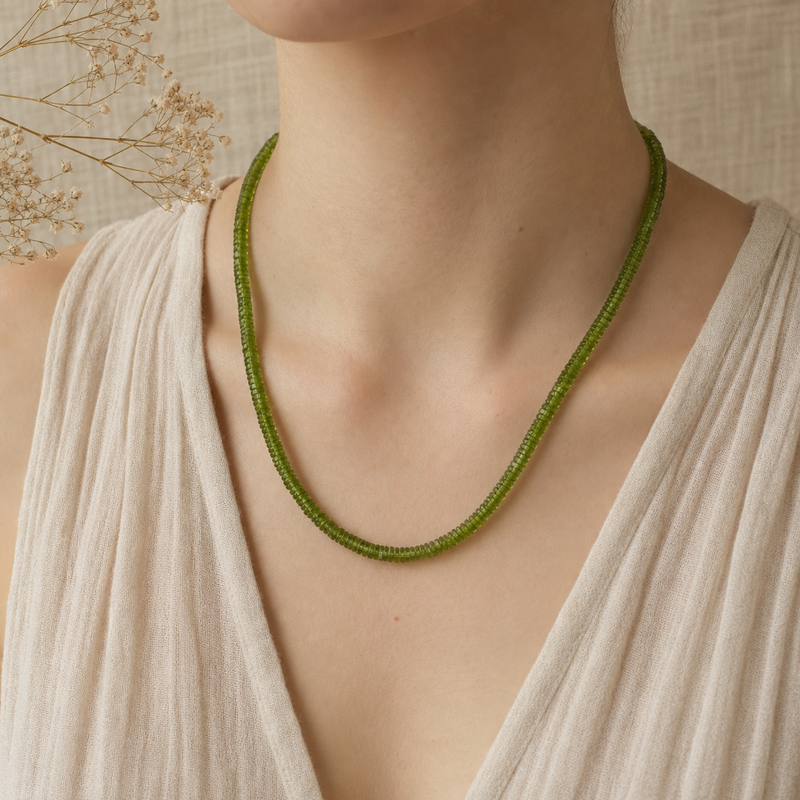Zilveren collier met plat schijfvormig geslepen edelsteen · Peridoot · flatlay · steen:peridoot