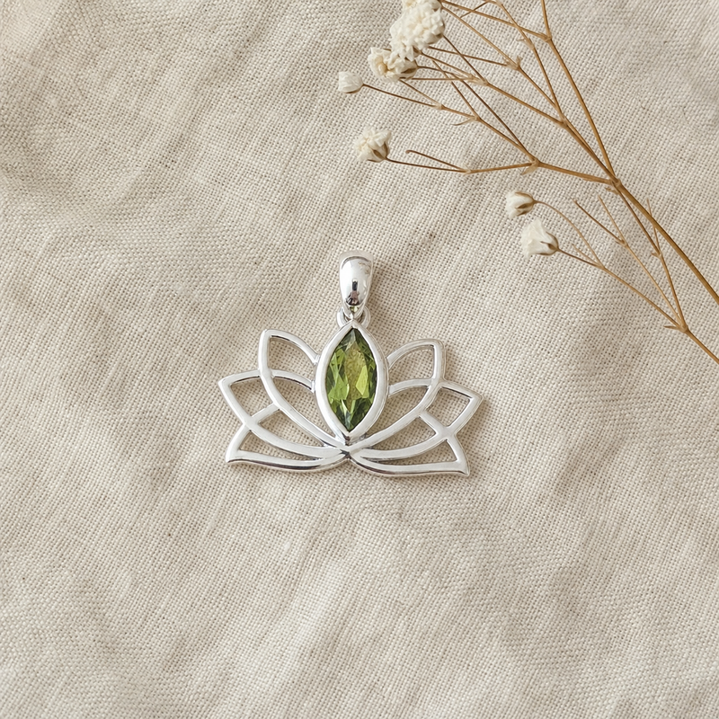 Zilveren hanger met marquise geslepen in kap gezette edelsteen 2 · Peridoot · flatlay · steen:peridoot