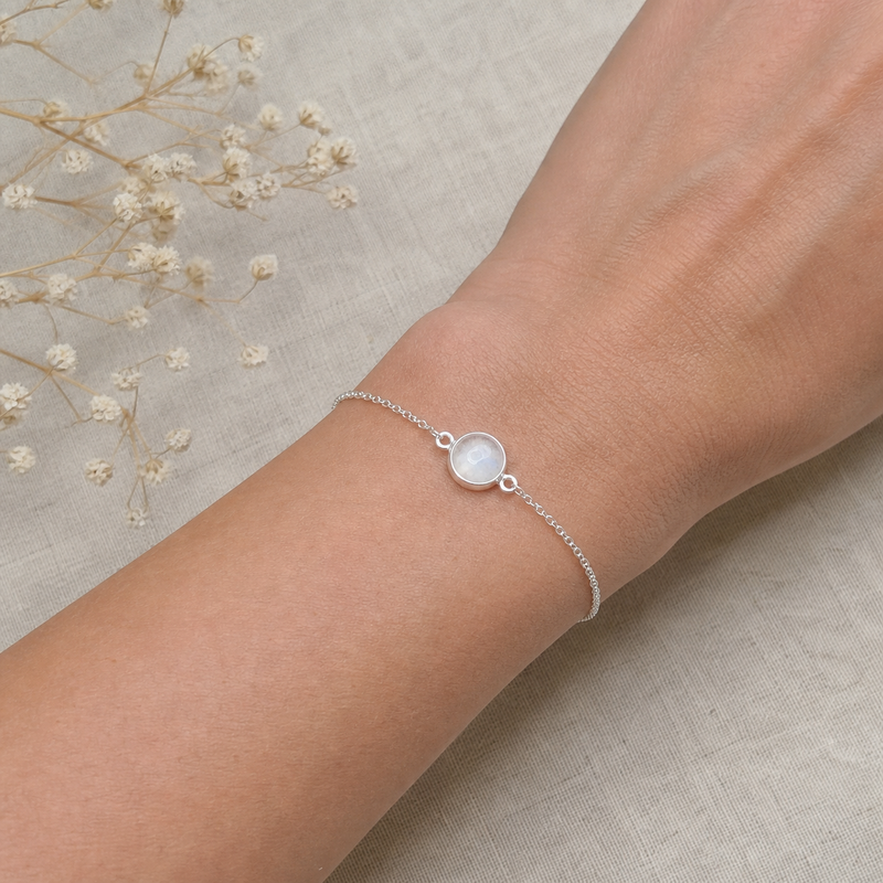 Zilveren armband met rond glad in kap gezette edelstenen · Regenboog Maansteen · flatlay · steen:regenboog-maansteen
