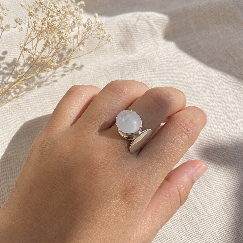 Zilveren ring met Regenboog Maansteen edelsteen · Regenboog Maansteen · flatlay · steen:regenboog-maansteen