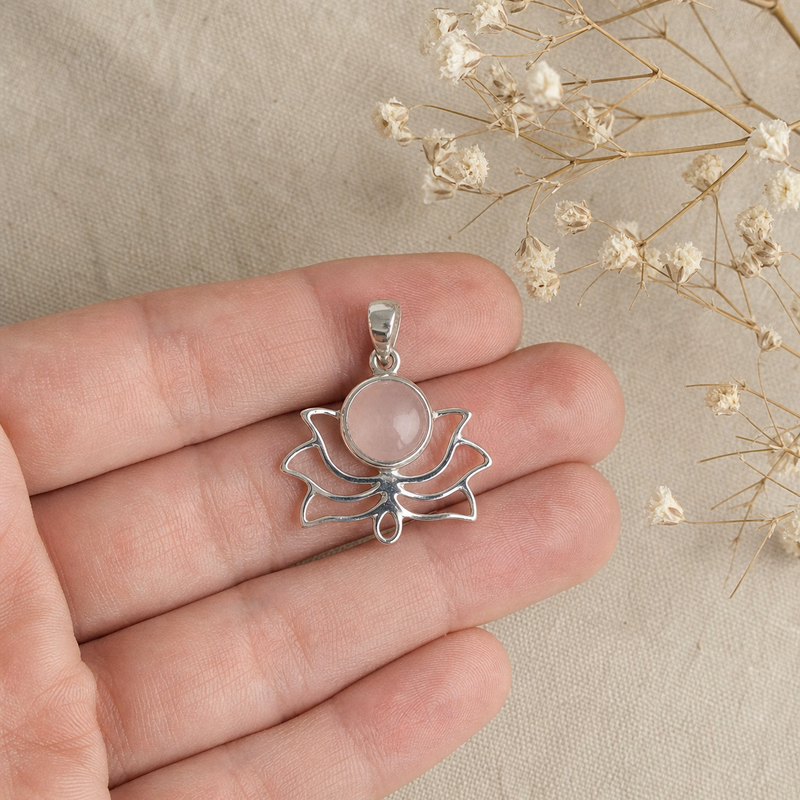 Zilveren hanger met rond geslepen in kap gezette edelsteen · Rozenkwarts · flatlay · steen:rozenkwarts