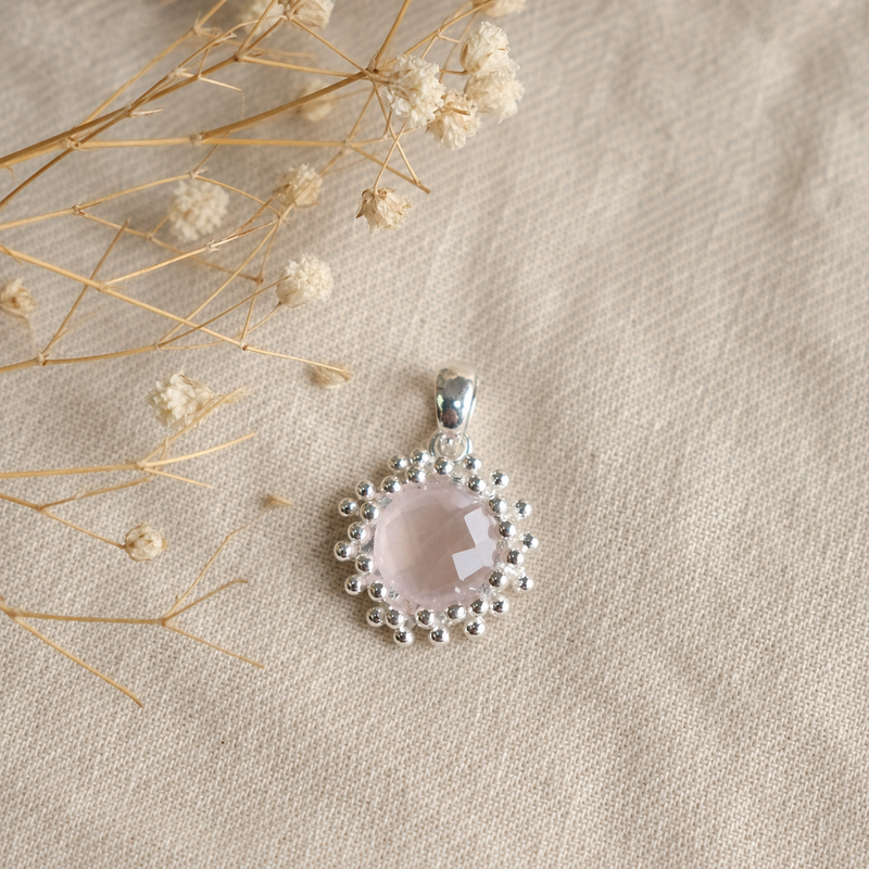 Zilveren hanger met rond gefacetteerd in bolletjeszetting edelsteen · Rozenkwarts · flatlay · steen:rozenkwarts