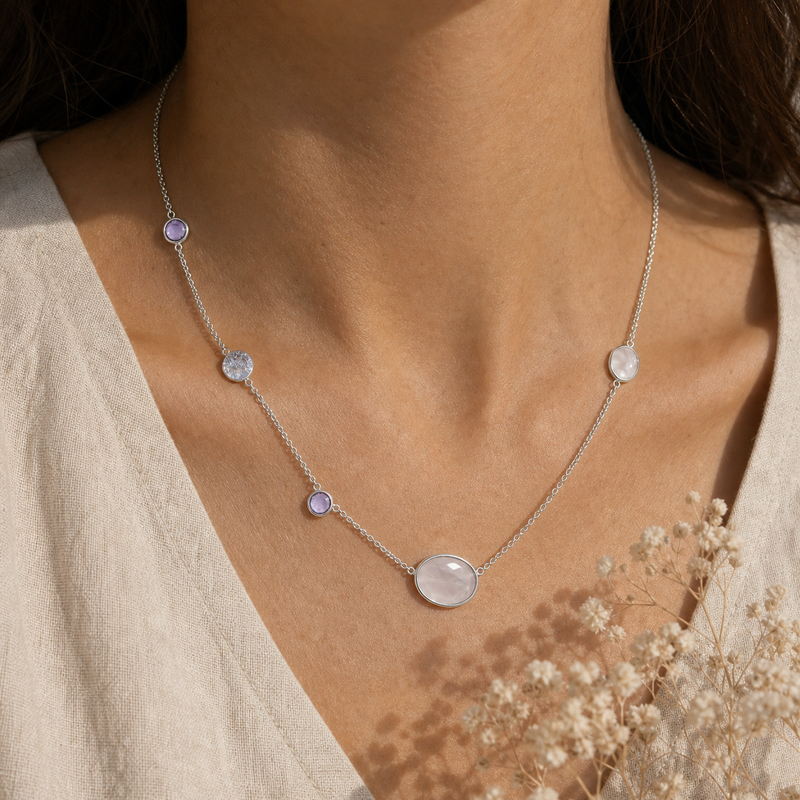Zilveren collier met Rozenkwarts edelsteen · Rozenkwarts · flatlay · steen:rozenkwarts