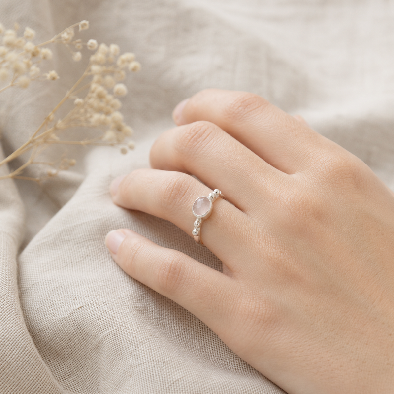 Zilveren ring met Rozenkwarts edelsteen · Rozenkwarts · flatlay · steen:rozenkwarts