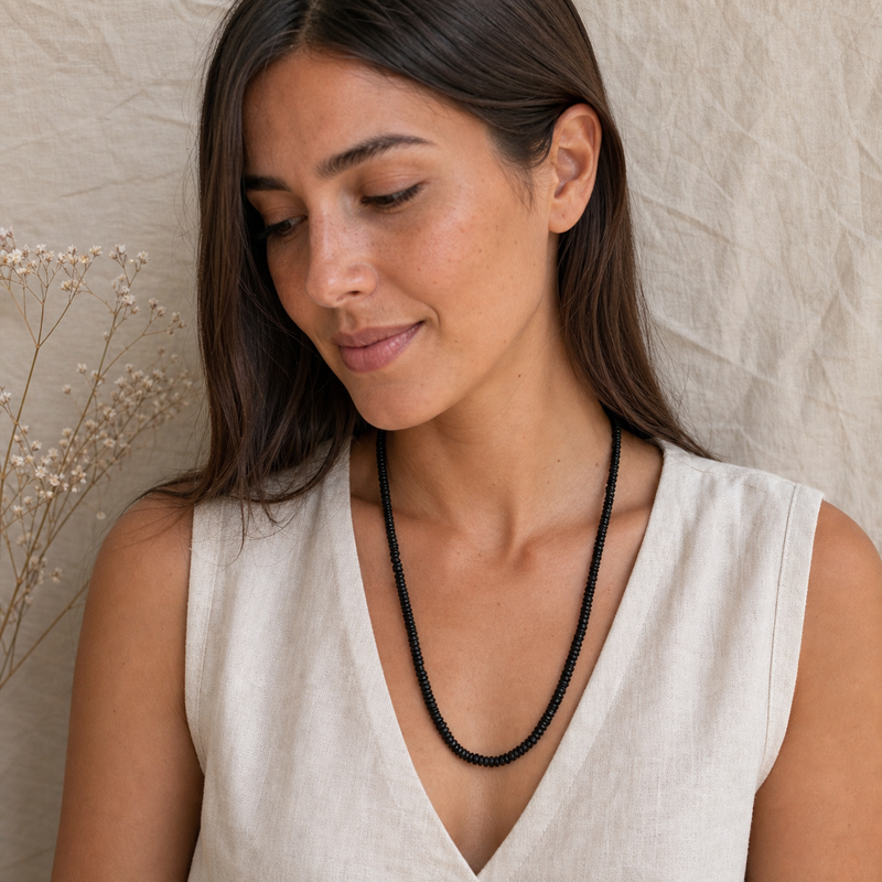 Zilveren collier met plat schijfvormig geslepen edelsteen · Spinel · flatlay · steen:spinel