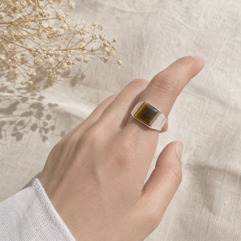 Zilveren herenring met Tijgeroog edelsteen · Tijgeroog · flatlay · steen:tijgeroog