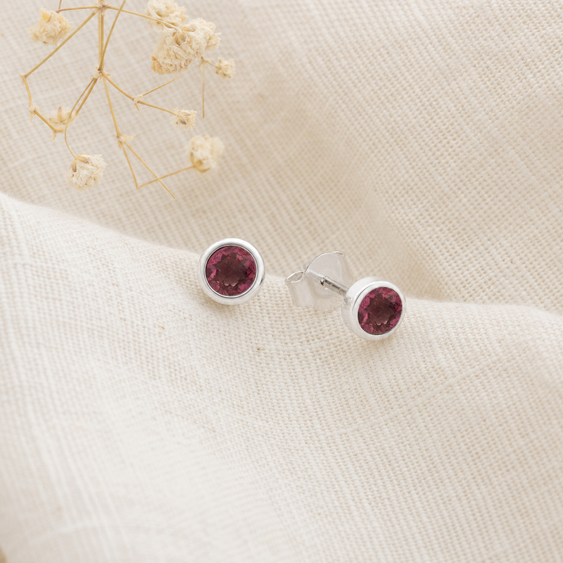 Zilveren oorknopjes met rond glad in kap gezette edelstenen · Toermalijn · flatlay · steen:toermalijn