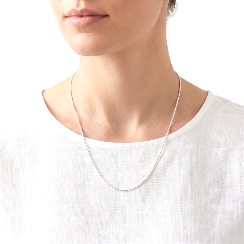 Zilveren slangen ketting dikte 1,2 mm · gedragen