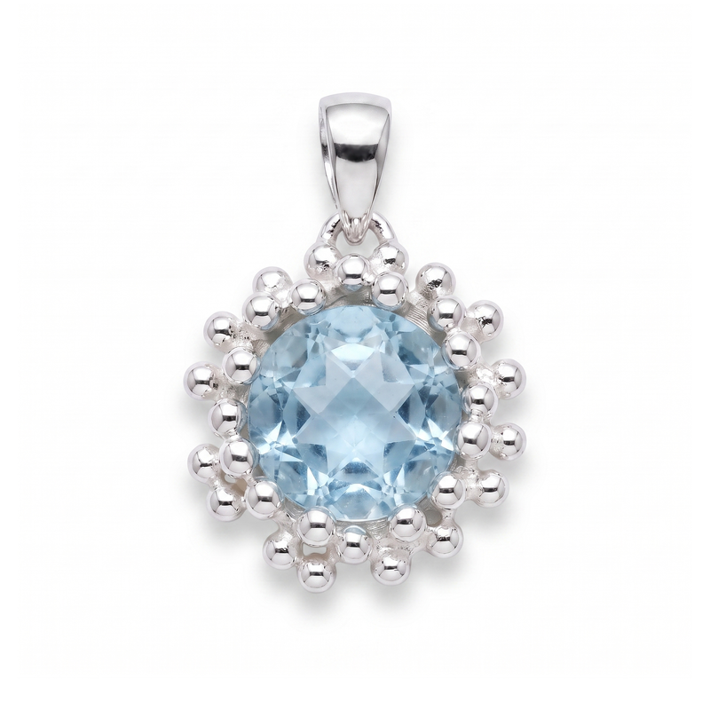 Zilveren hanger met rond gefacetteerd in bolletjeszetting edelsteen · Blauwe Topaas · studiofoto · steen:blauwe-topaas