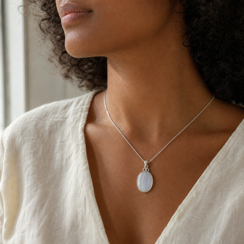 Zilveren hanger met hartvormig in kap gezette edelsteen · Agaat · gedragen · steen:agaat