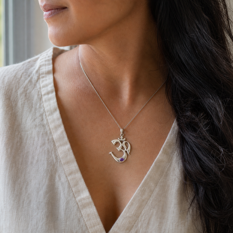 Zilveren Aum hanger met Amethist edelsteen · Amethist · gedragen · steen:amethist