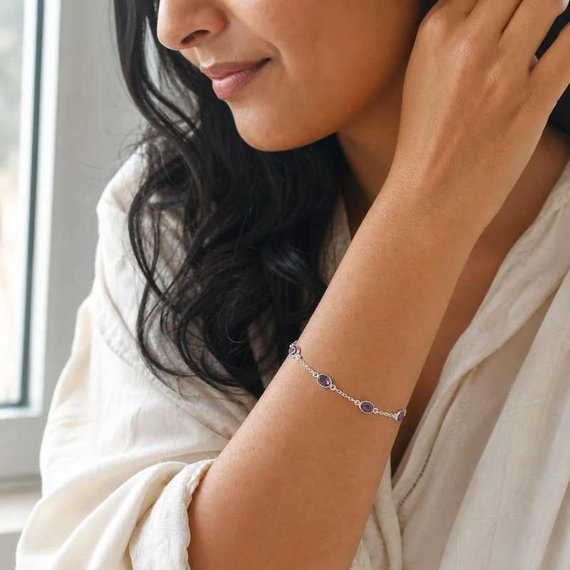 Zilveren armband met ovaal gefacetteerd in kap gezette edelstenen · Amethist · gedragen · steen:amethist