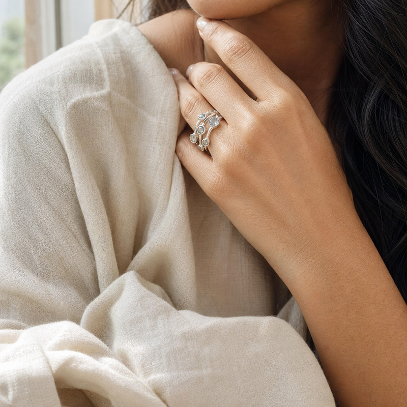 Zilveren ring met Blauwe Topaas edelstenen · Blauwe Topaas · gedragen · steen:blauwe-topaas
