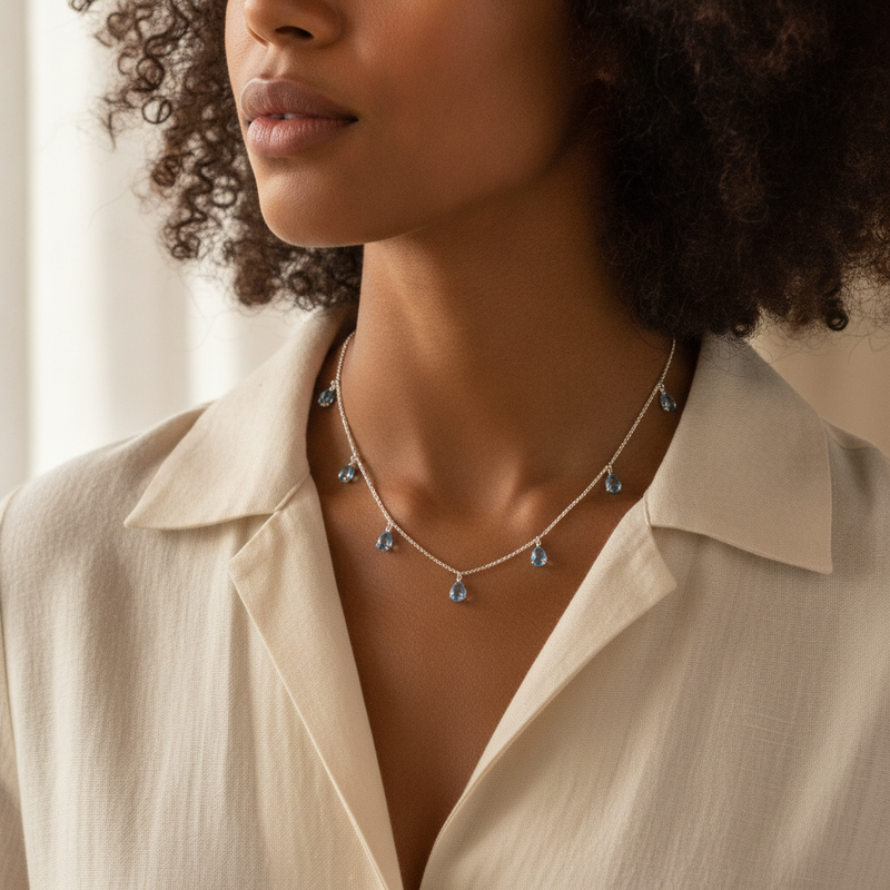 Gedragen: zilveren collier met Blauwe Topaas edelsteen · steen:blauwe-topaas