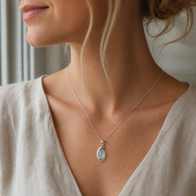 Zilveren hanger met ovaal in gestileerd gezette edelsteen · Chalcedoon · gedragen · steen:chalcedoon