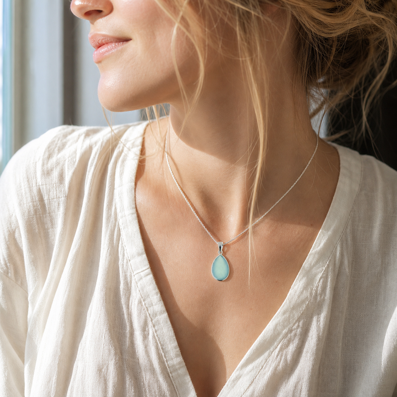Zilveren hanger met druppelvormig in kap gezette edelsteen 6 · Chalcedoon · gedragen · steen:chalcedoon