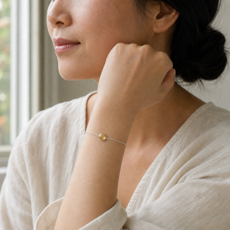 Zilveren armband met rond glad in kap gezette edelstenen · Citrien · gedragen · steen:citrien