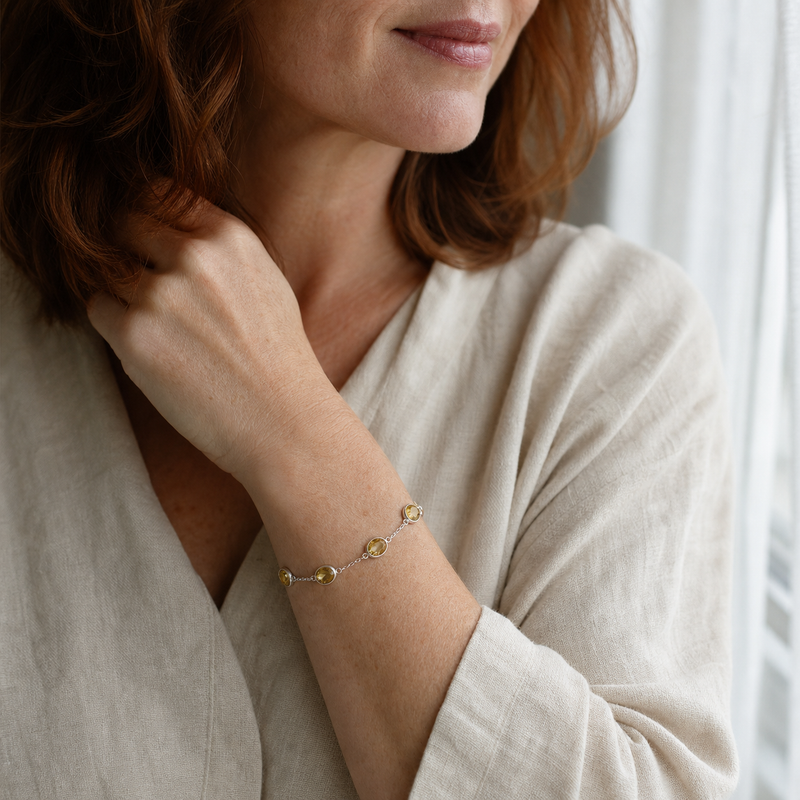 Zilveren armband met ovaal gefacetteerd in kap gezette edelstenen · Citrien · gedragen · steen:citrien