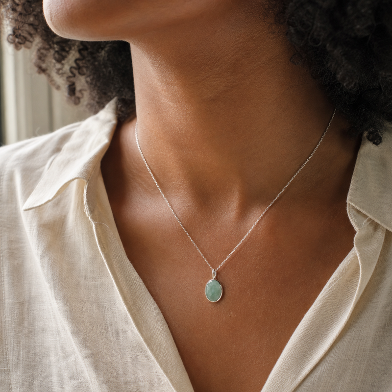 Zilveren hanger met Jade edelsteen · Jade · gedragen · steen:jade