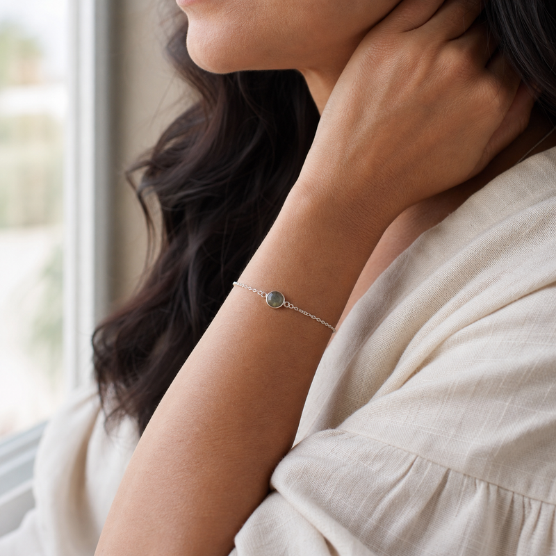 Zilveren armband met rond glad in kap gezette edelstenen · Labradoriet · gedragen · steen:labradoriet
