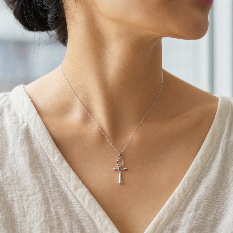Gedragen: zilveren hanger met Labradoriet edelsteen · steen:labradoriet