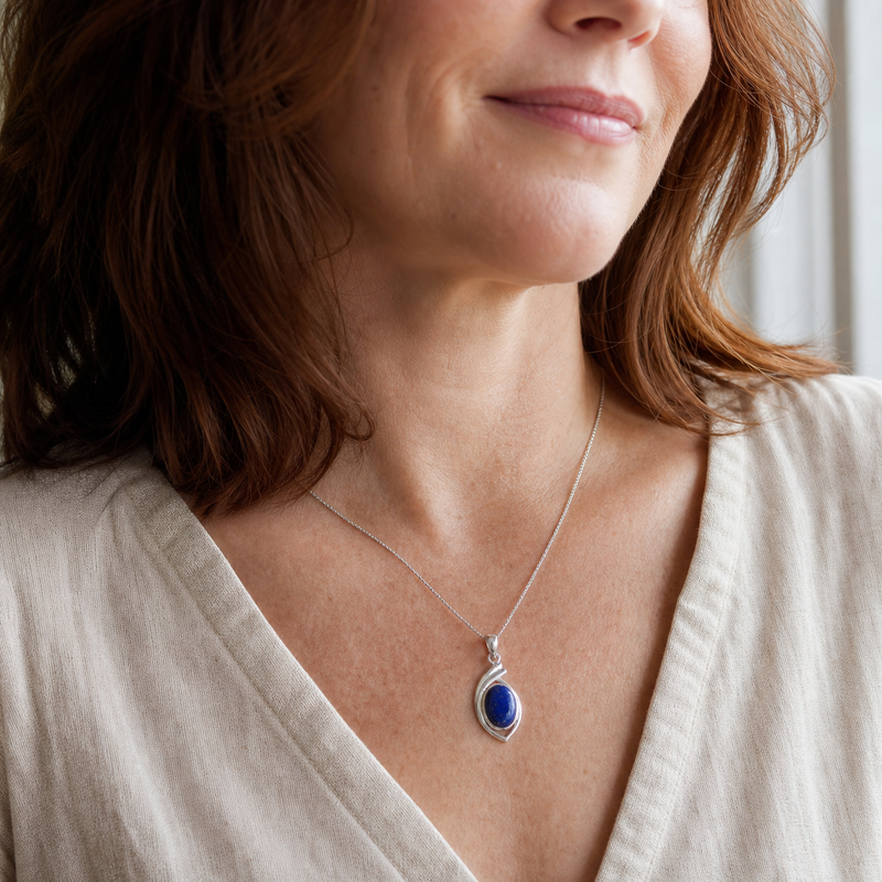 Zilveren hanger met ovaal in gestileerd gezette edelsteen · Lapis Lazuli · gedragen · steen:lapis-lazuli