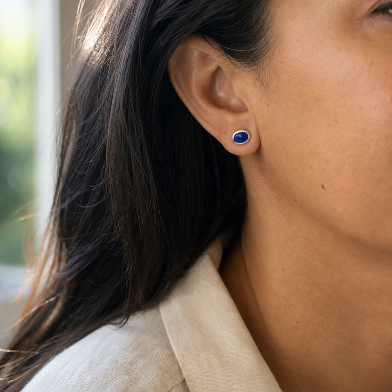 Gedragen: zilveren sieraad met Lapis Lazuli edelsteen · steen:lapis-lazuli