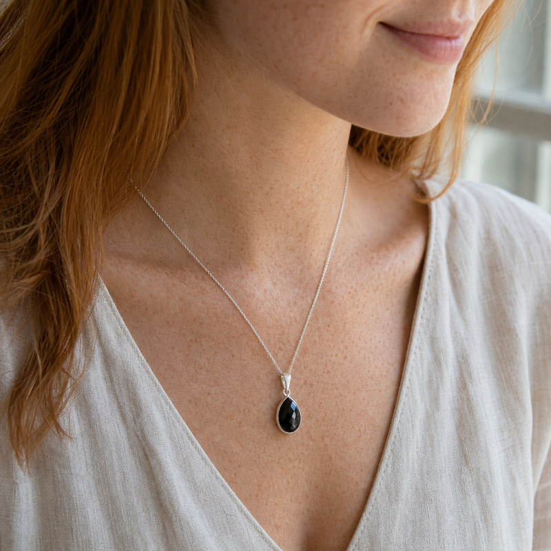 Zilveren hanger met druppelvormig in kap gezette edelsteen 6 · Onyx · gedragen · steen:onyx