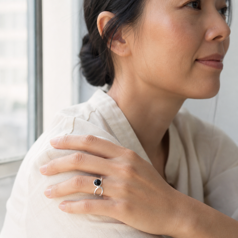 Zilveren ring met Onyx edelsteen · Onyx · gedragen · steen:onyx