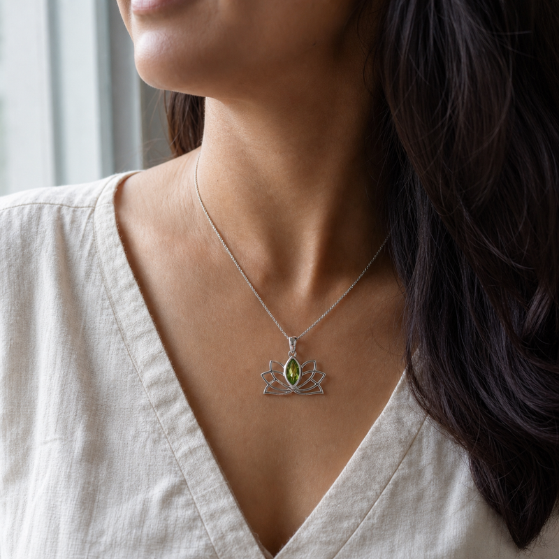 Zilveren hanger met marquise geslepen in kap gezette edelsteen 2 · Peridoot · gedragen · steen:peridoot