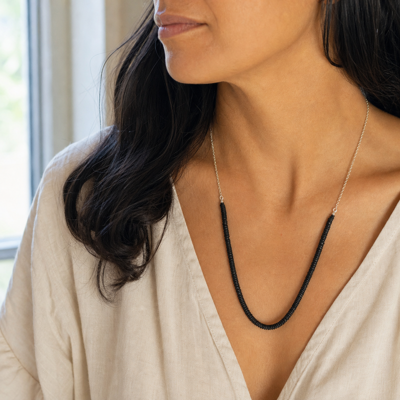 Zilveren collier met plat schijfvormig geslepen edelsteen · Spinel · gedragen · steen:spinel