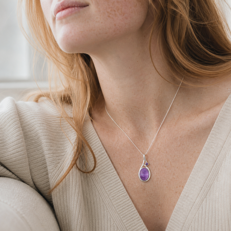 Zilveren hanger met ovaal in kap gezette edelsteen 2 · Amethist 17 X 13 Mm · gedragen close-up · steen:amethist-17-x-13-mm