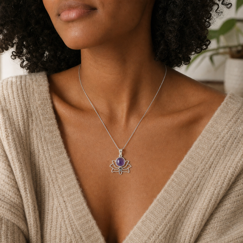 Zilveren hanger met rond geslepen in kap gezette edelsteen · Amethist · gedragen close-up · steen:amethist