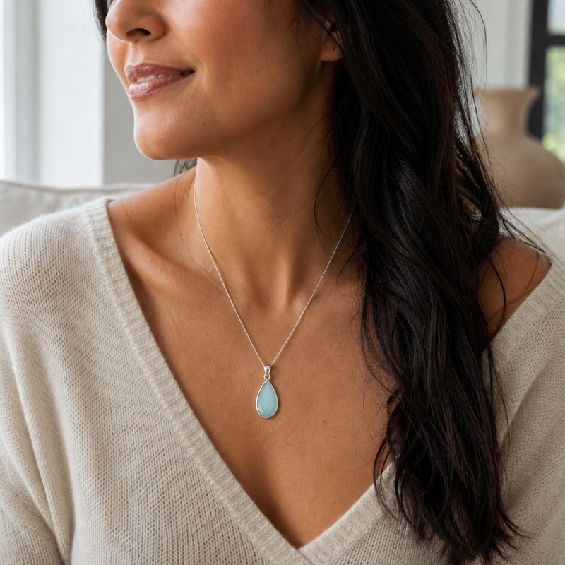 Zilveren hanger met druppelvormig in kap gezette edelsteen 6 · Chalcedoon · gedragen close-up · steen:chalcedoon