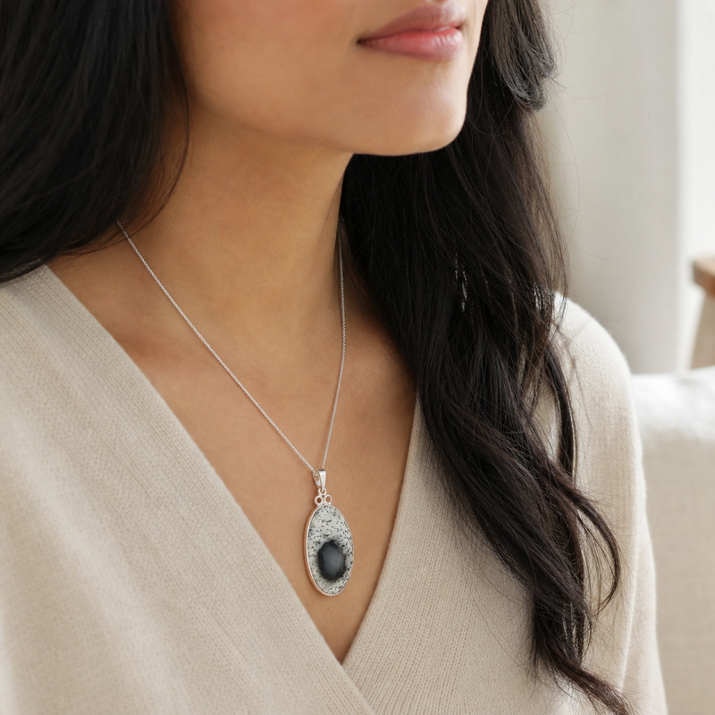 Zilveren hanger met hartvormig in kap gezette edelsteen · Chalcedoon · gedragen close-up · steen:chalcedoon