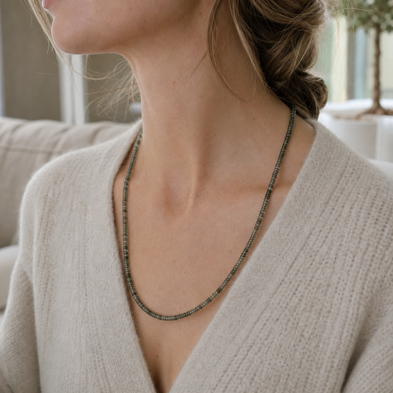 Zilveren collier met geregen platte schijfvormige edelsteen · Labradoriet · gedragen close-up · steen:labradoriet