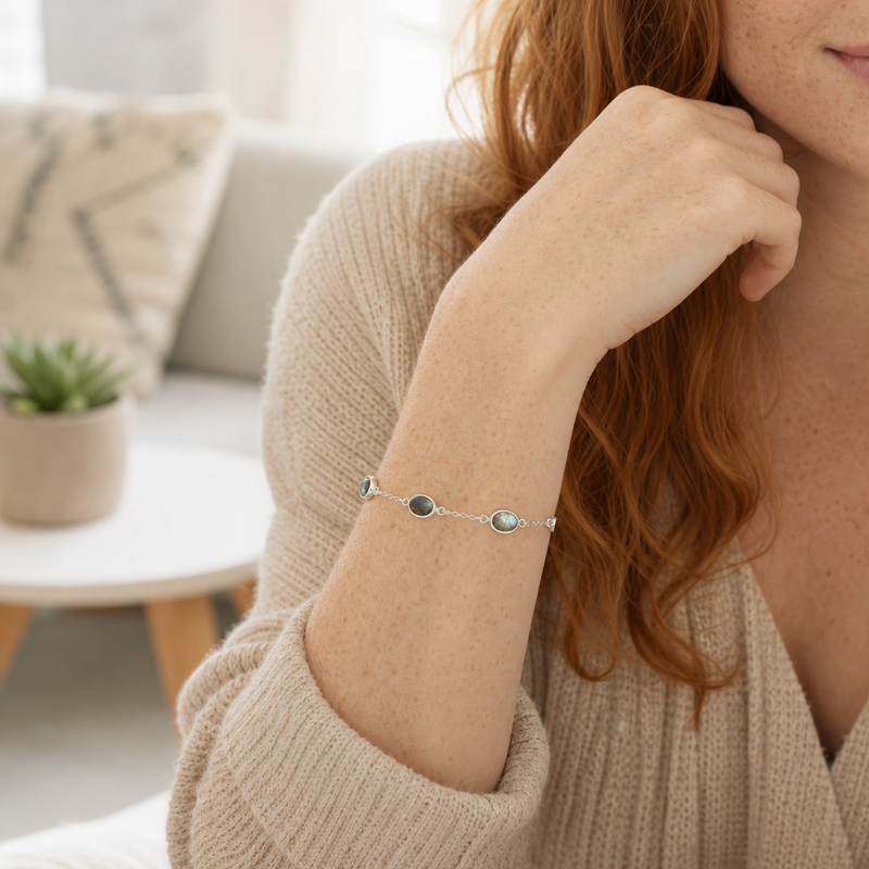Zilveren armband met ovaal gefacetteerd in kap gezette edelstenen · Labradoriet · gedragen close-up · steen:labradoriet