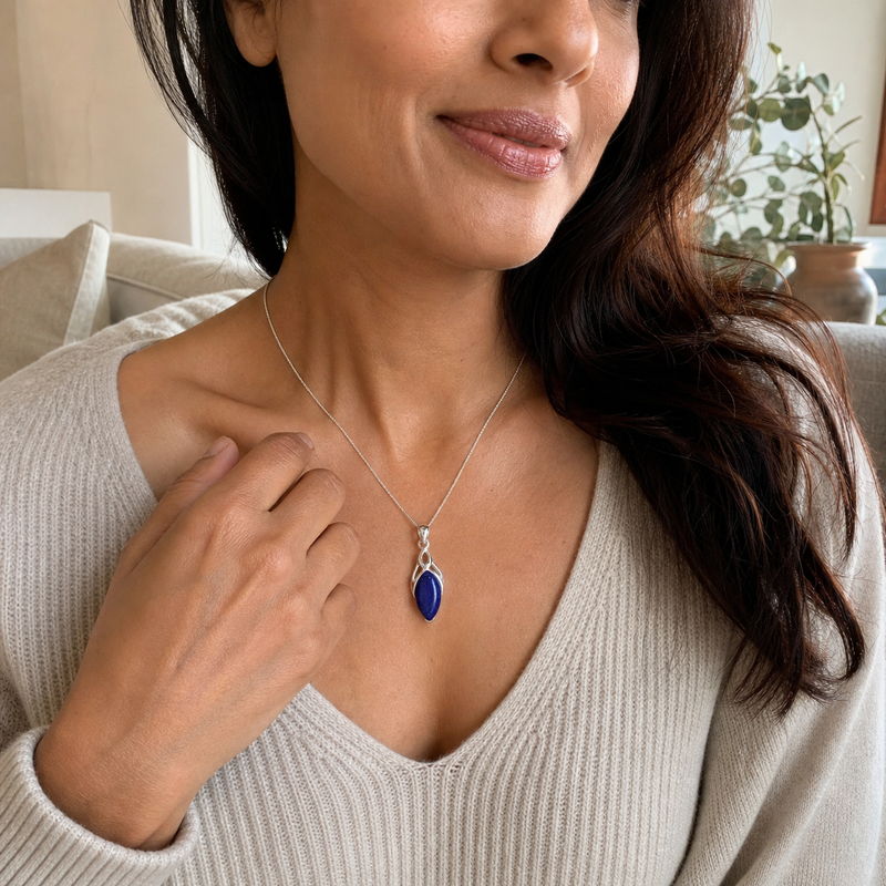 Gedragen close-up: Lapis Lazuli · steen:lapis-lazuli