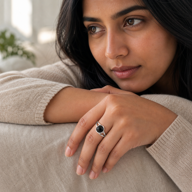 Zilveren ring met Onyx edelsteen · Onyx · gedragen close-up · steen:onyx