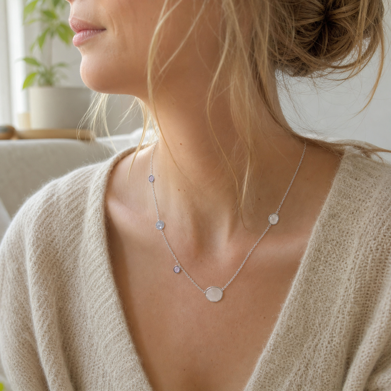 Zilveren collier met Rozenkwarts edelsteen · Rozenkwarts · gedragen close-up · steen:rozenkwarts
