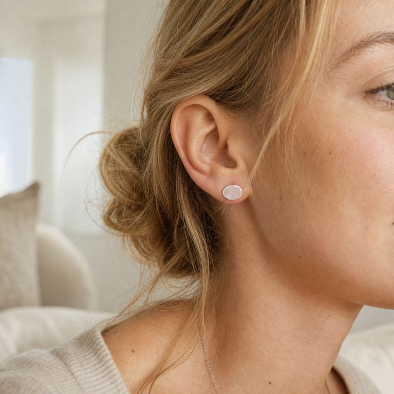Zilveren oorknopjes met Rozenkwarts edelstenen · Rozenkwarts · gedragen close-up · steen:rozenkwarts