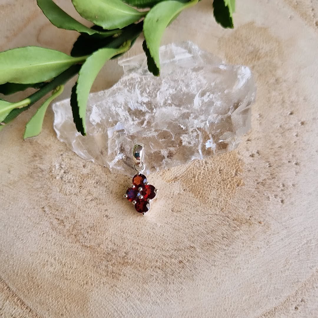 Verwen jezelf met de handgemaakte edelstenen sieraden.