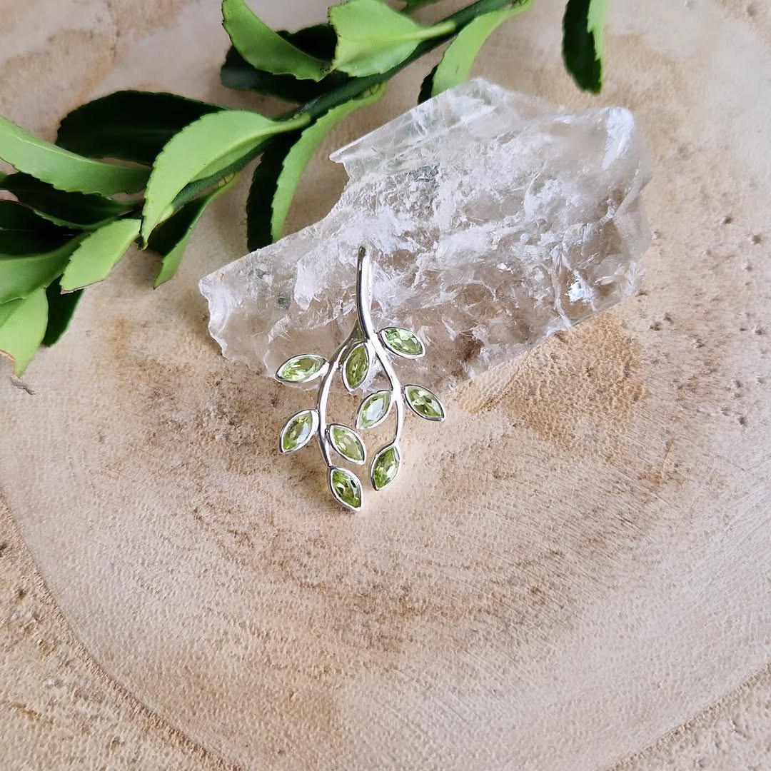 Zilveren hanger met Peridoot edelsteen, te bewonderen in de webwinkel van SilverGems