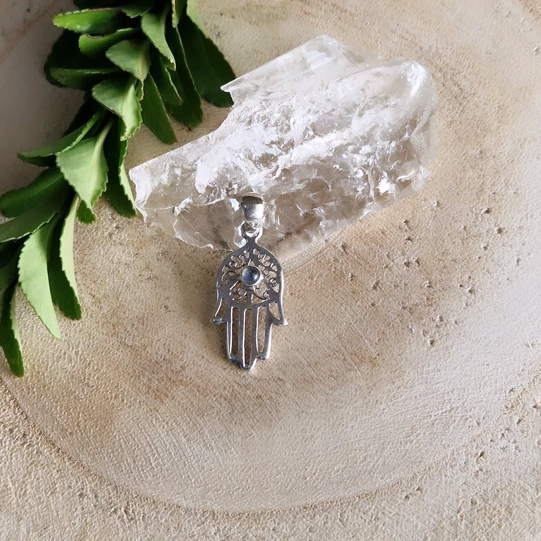 Handje van Fatima hanger met Labradoriet edelsteen in zilver, uniek en handgemaakt bij SilverGems